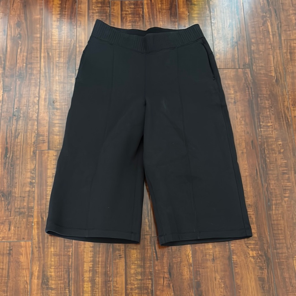 Lululemon Women's Black wide leg cropped flare pants